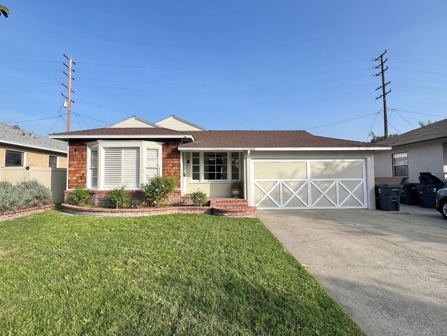 Building Photo - 3 Bedroom 2 Bathroom Lakewood House with Private Backyard down the street from Lakewood High School