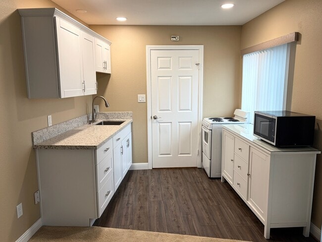 Building Photo - 8700 Rumson Dr