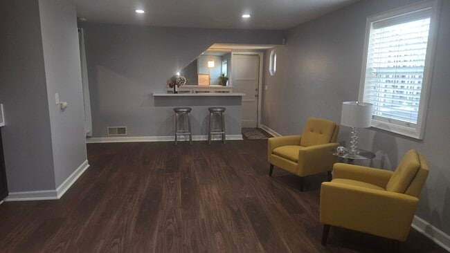 living space - 6024 S Mansfield Ave