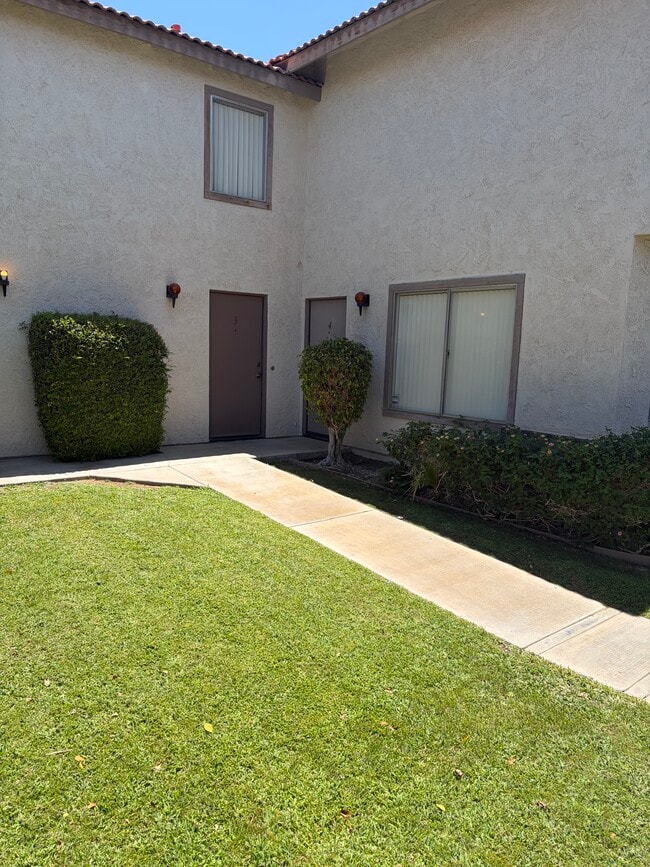 Grassy area in front of your unit - 74549 Sagebrush Dr Unit 3