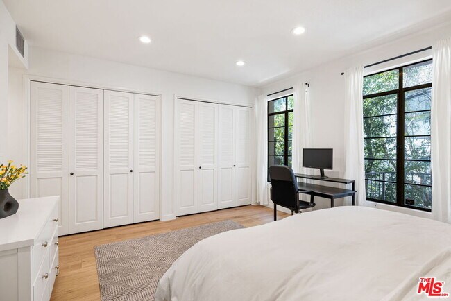 Photo - 1833 Fairburn Ave Unit 205