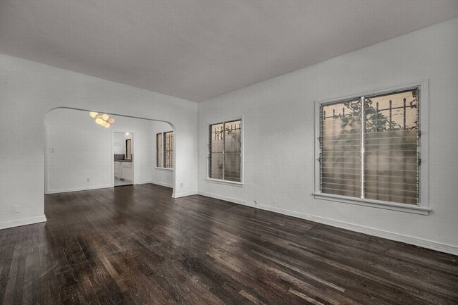 Photo - Sunning unit walking distance to shops on Fairfax Unit 02