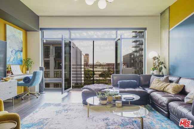 Building Photo - 1111 S Grand Ave Unit 716