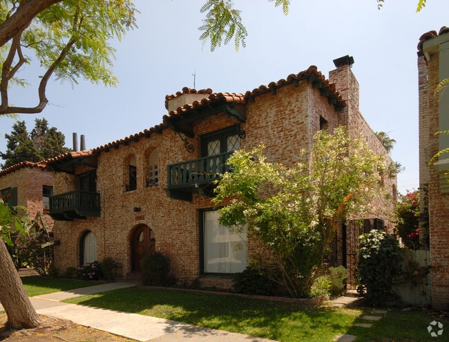 Primary Photo - 1140 N Vista Apartments