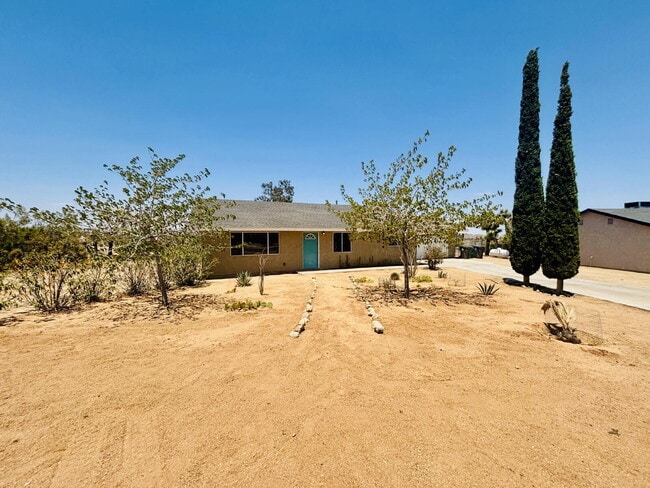 Charming 3-Bedroom with 2 Full Baths on th... - Charming 3-Bedroom with 2 Full Baths on th... Apartment
