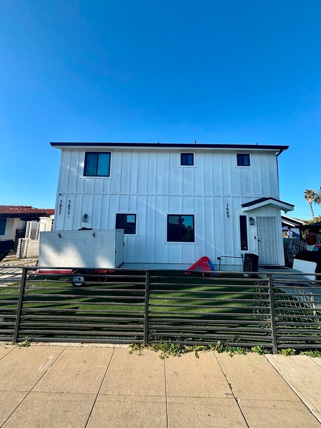 Building Photo - 1651 W 85th St