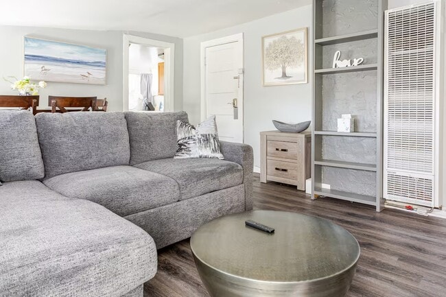 Marengo C - Living Room - 731 S Marengo Ave