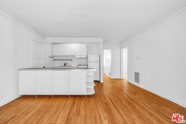 Building Photo - 1132-1132 Larrabee St Unit 1 Rental