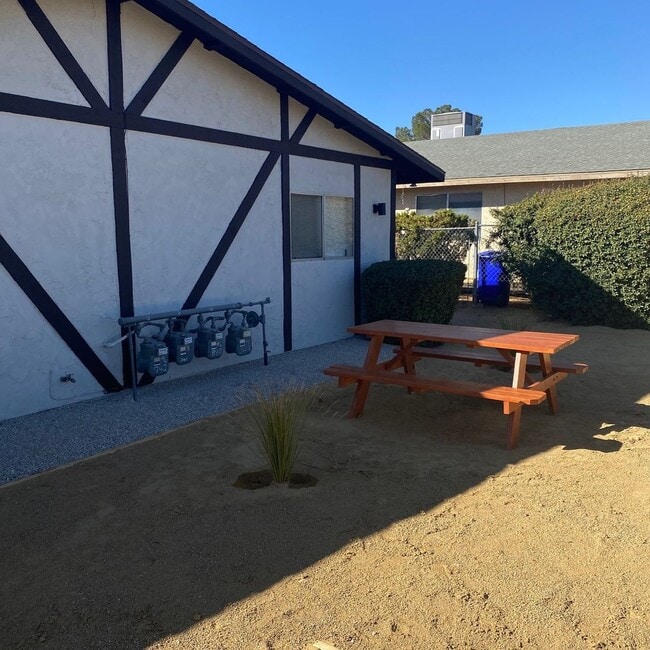 Building Photo - 21375 Bear Valley Rd Unit 1