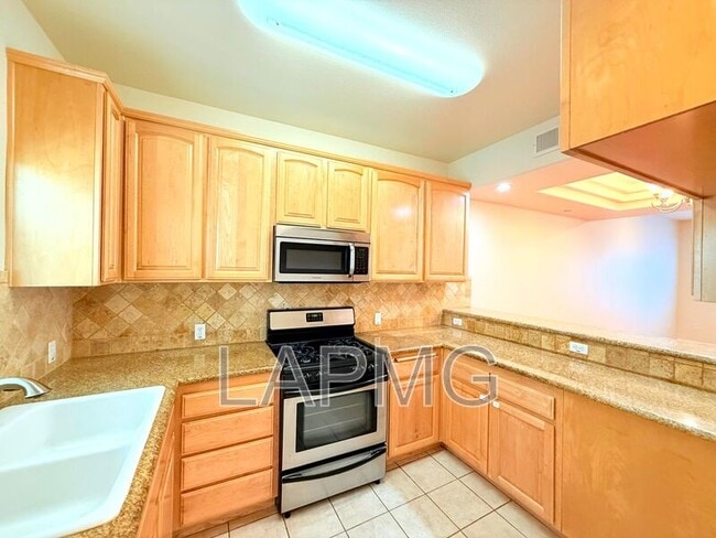 Photo - 12217 Moorpark St