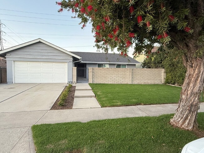 Building Photo - Beautifully remodeled home - Must see!   1...