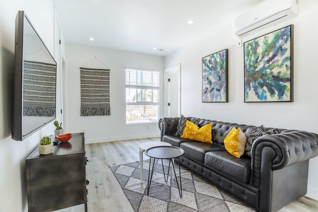 Living Room - 331 N Alexandria Ave Unit 331.25