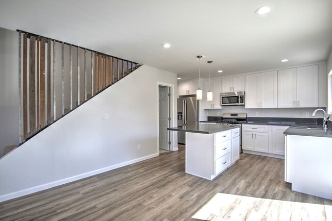 Building Photo - 3150-3150 Florine Dr Unit 3150-B Florine Dr.