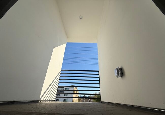 Photo - 11451-11455 Victory Blvd