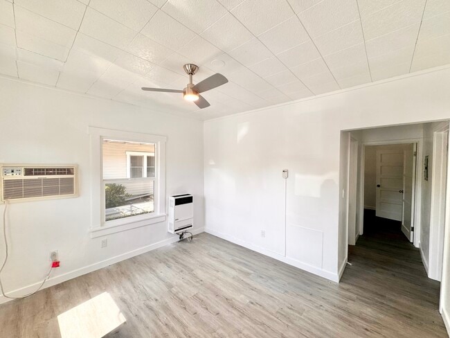 Building Photo - 1559 N Hill Ave Unit 8 Rental