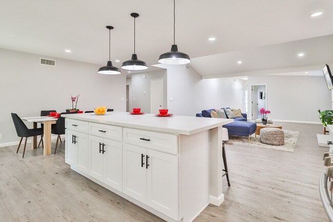 Photo - 5664 Bloomfield St