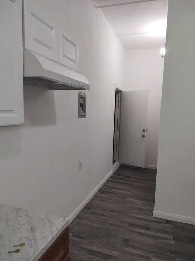 Building Photo - 307 E 81st St Unit 307 1/4