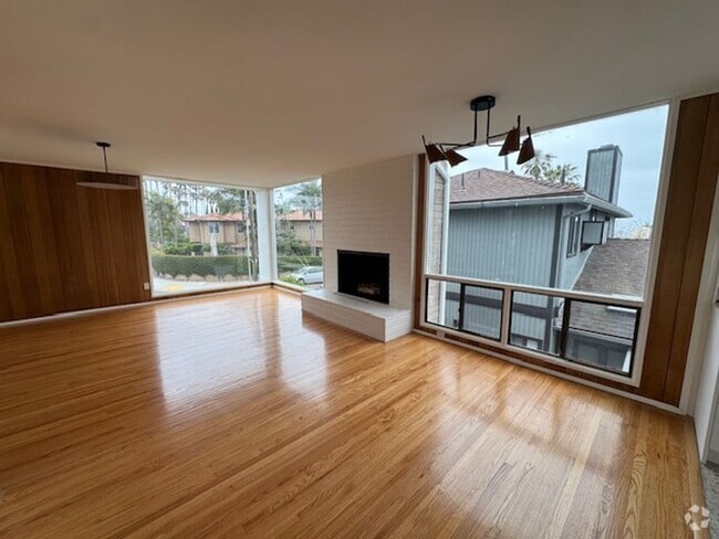 Building Photo - Charming Meets Modern – Renovated 2 Bed / ... Rental