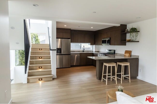 Building Photo - 921 N Mariposa Ave Unit 1/2