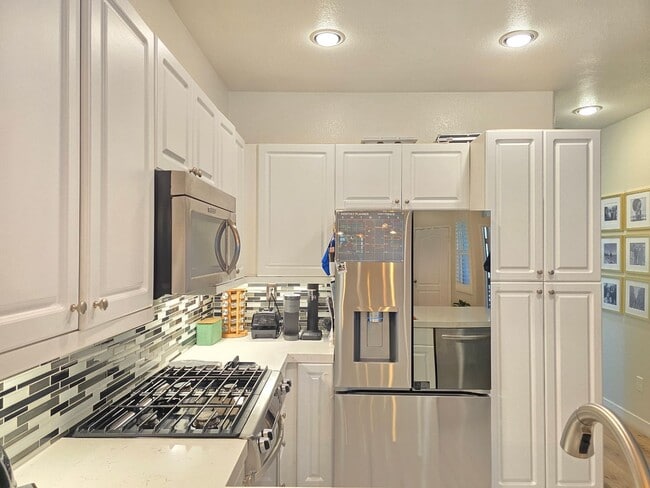 Photo - Beautiful Upgraded 2 Bedroom 2 Bathroom Townhouse in Gated Community – Santa Clarita