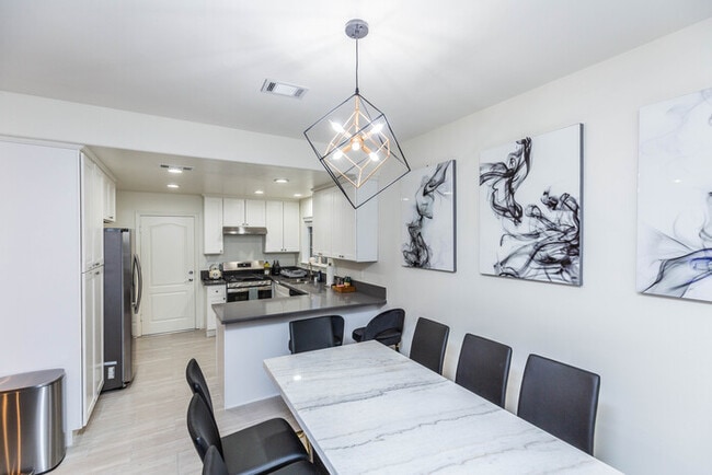 Photo - Newly Remodeled 5B4B. 2 mile from the Rose...