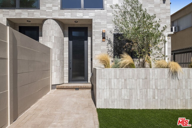 Photo - 426 Arnaz Dr