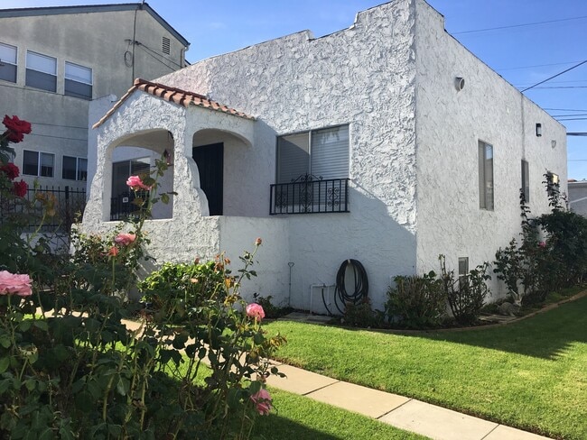 Building Photo - Belmont Heights/Zaferia District 2 bedroom 1 bath Home Unit 749 Belmont Ave