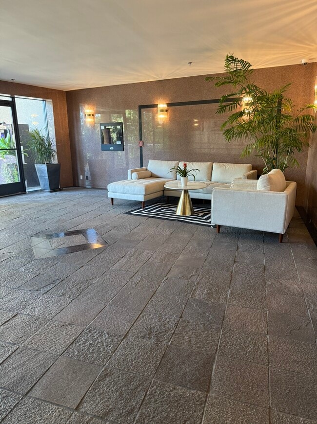 Photo - 2222 N Beachwood Dr Unit 412