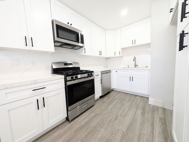 Building Photo - 402 13th St Unit B