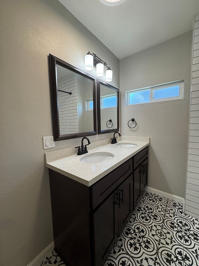 Photo - Beautiful Freshly Renovated 2bd 2ba House
