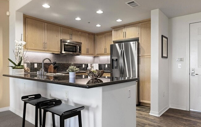 Photo - 931 E Walnut St Unit 209