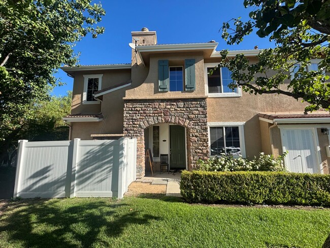 Spacious 3-Bedroom + Loft Townhome for Ren... - Spacious 3-Bedroom + Loft Townhome for Ren...