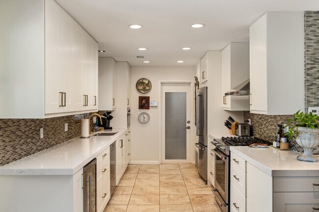 Photo - 2200 E Acacia Rd N