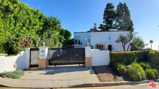 Photo - 1600 Stradella Rd House