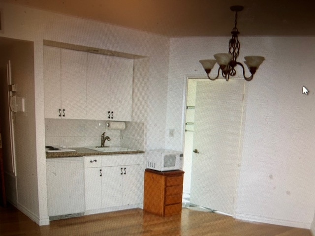 Kitchen/Bathroom entrance - 410 S Barrington Ave Unit 200