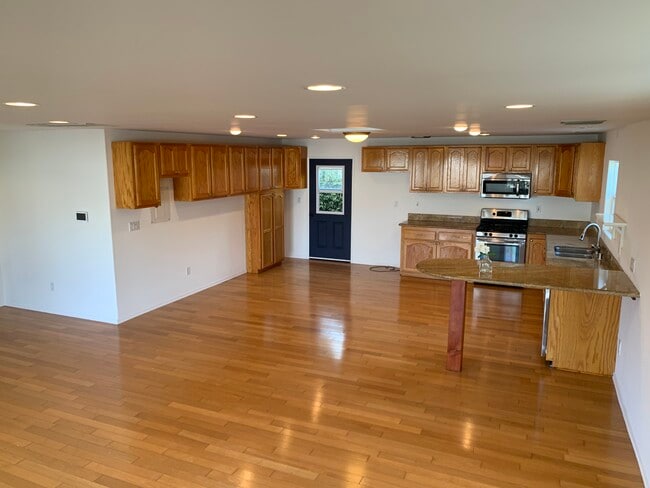Huge kitchen...or dance floor! - 4635 Lindblade Dr