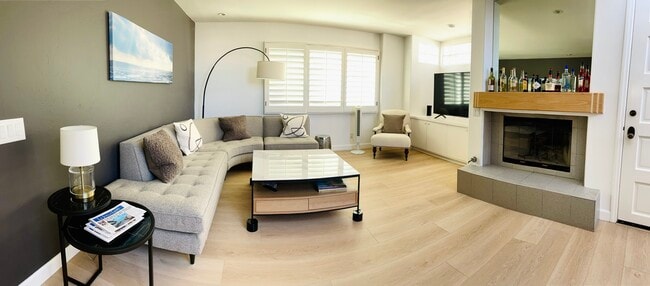 Living Room - 6620-6624 La Jolla Blvd