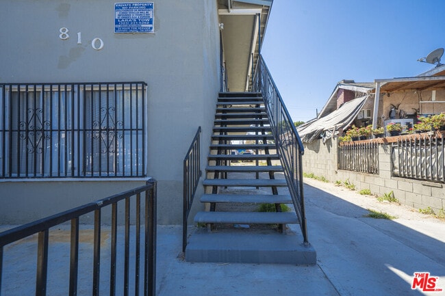 Photo - 810 W 62nd St