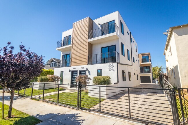 Building Photo - 4507 W 18th St Unit 4507 1/2 Rental