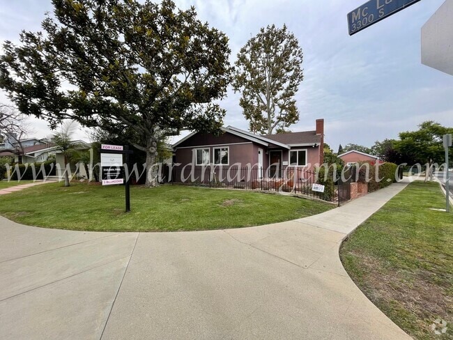 Building Photo - Beautiful Home On Corner Lot With Large Ba...