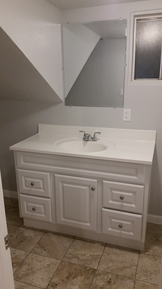 Photo - 307 W B St
