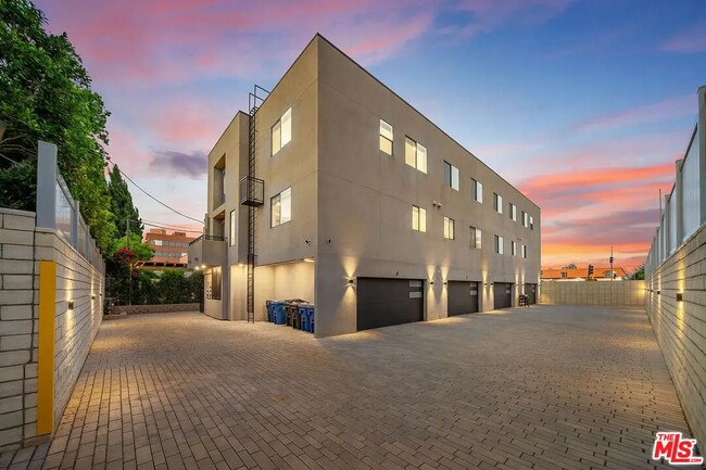 Building Photo - 4637 Laurel Canyon Blvd Unit 3