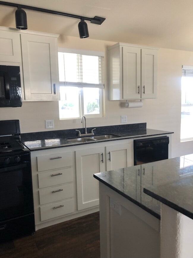 Building Photo - 14777 Palm Dr Unit 75