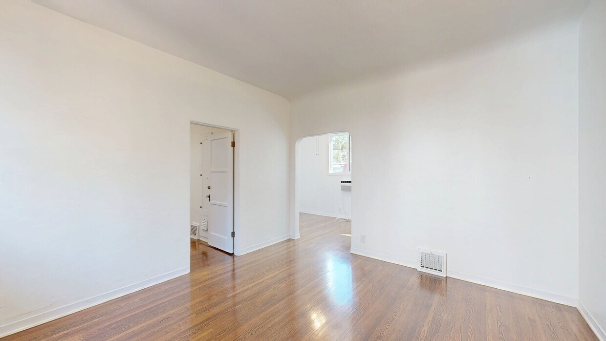 3D Tour - 8214 Norton Ave