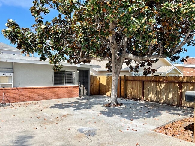 Building Photo - Single level duplex a block to the beach! Unit A