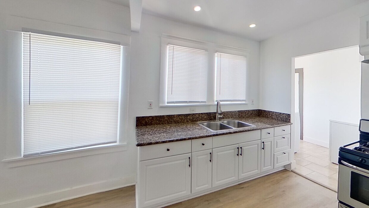 3D Tour - 1329 S Tremaine Ave