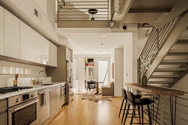 Photo - 3450 Cahuenga Blvd W