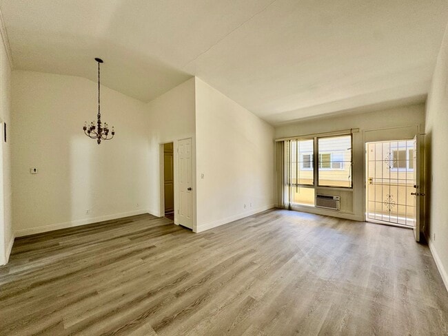 Building Photo - 333 Rexford Dr Unit 333 S Rexford Dr  5