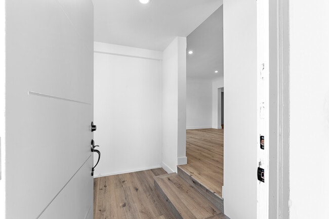 Entry - 2621 Veteran Ave