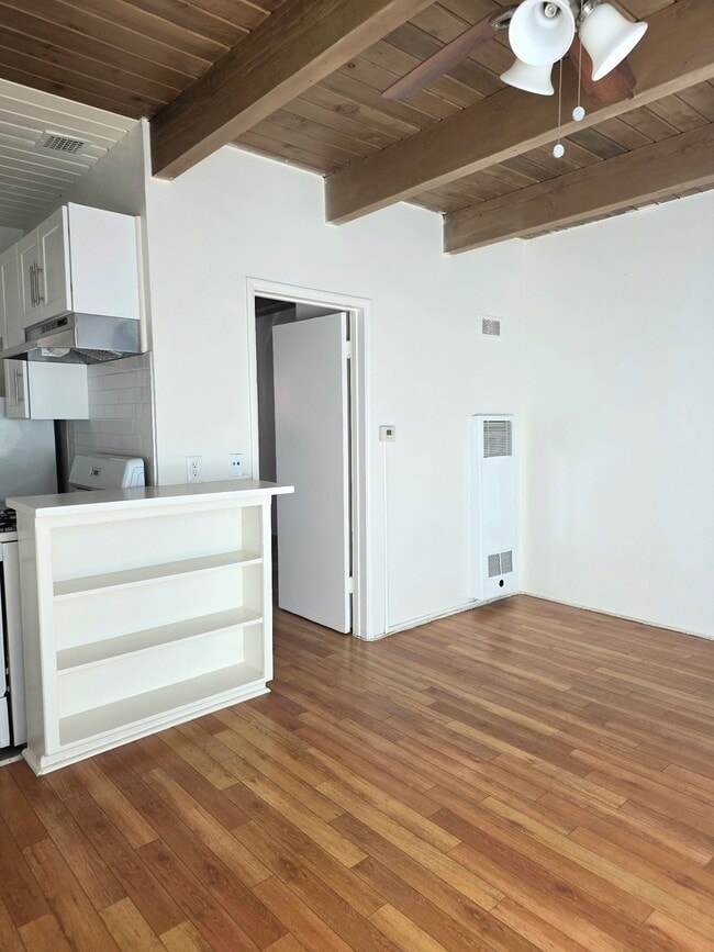 Building Photo - 1909 Beachwood Dr Unit 17